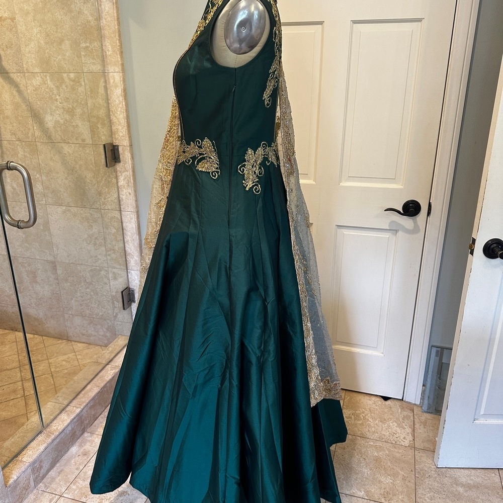 Beautiful emerald green custom made Indian bridal gown - Picture 8 of 13